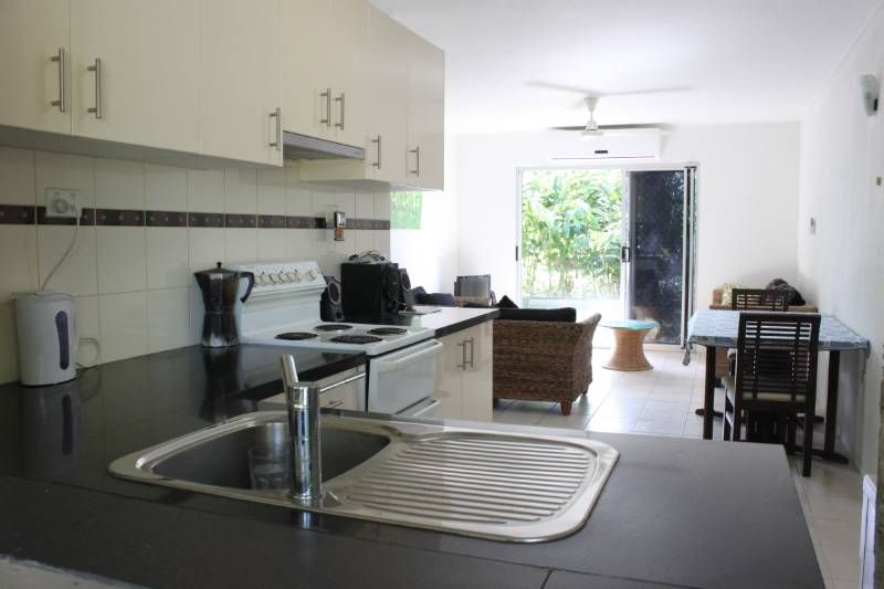 2 Granadilla Street, HOLLOWAYS BEACH, QLD 4878