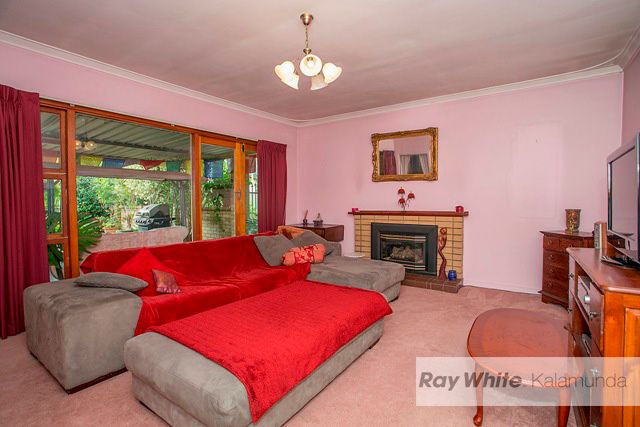 28 Flora Terrace, LESMURDIE, WA 6076