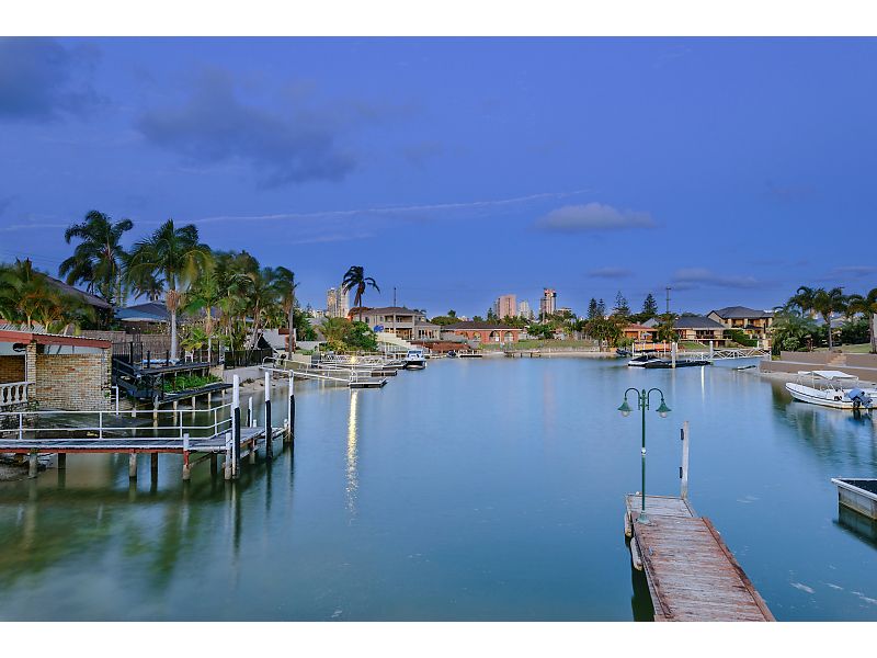 8 Fiesta Avenue, ISLE OF CAPRI, QLD 4217