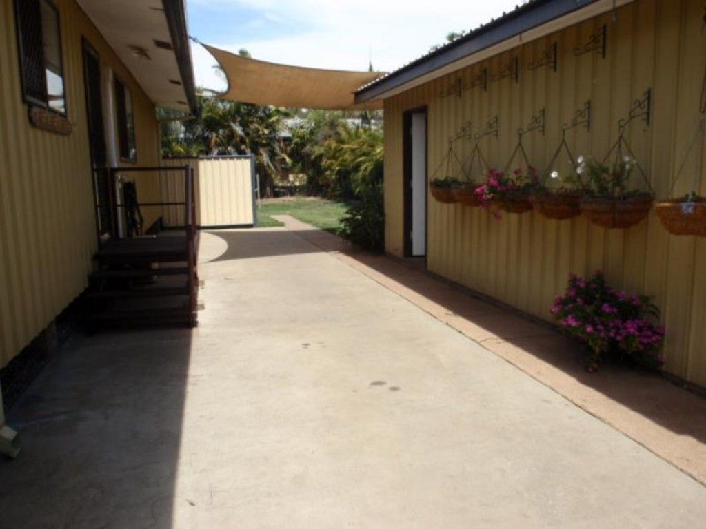 1 Mellish Crescent, EMERALD, QLD 4720