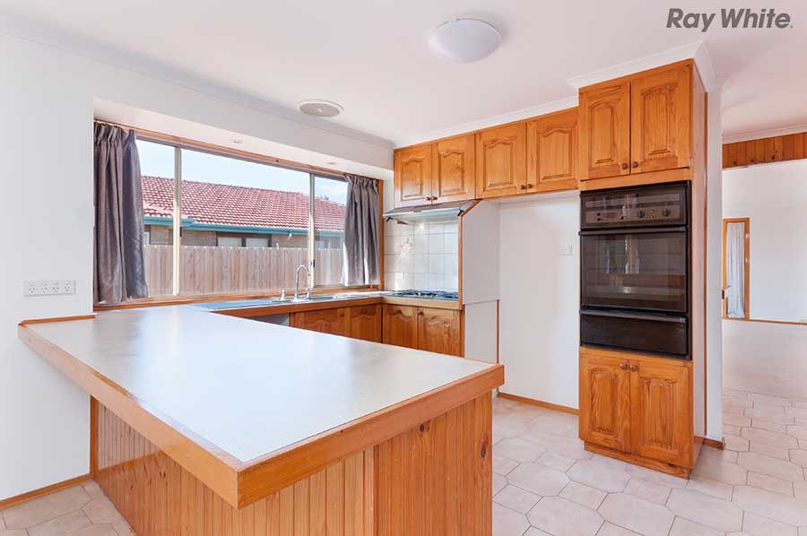 12 Solent Crescent, TAYLORS LAKES, VIC 3038