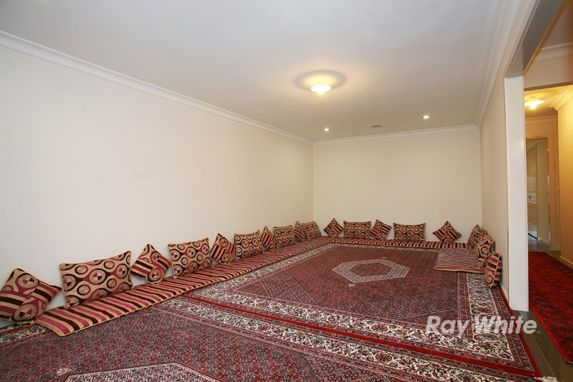 28 Dan Morgan Drive, CRANBOURNE EAST, VIC 3977