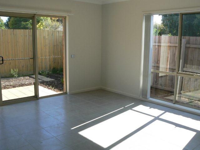 1/8 Grand Central Boulevard, PAKENHAM, VIC 3810