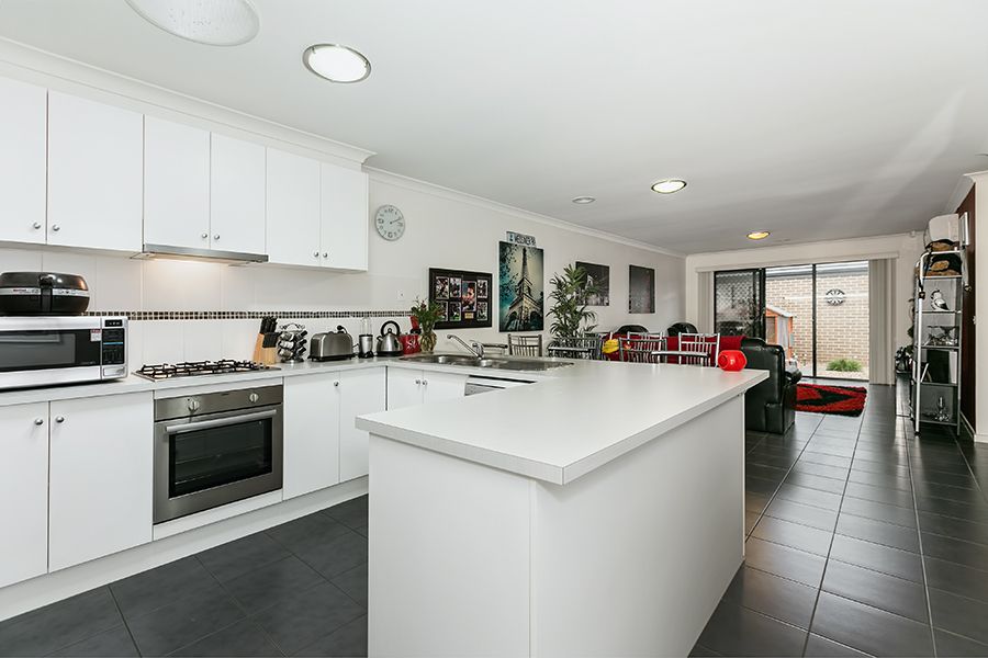 11 Peppermint Walk, MELTON, VIC 3337