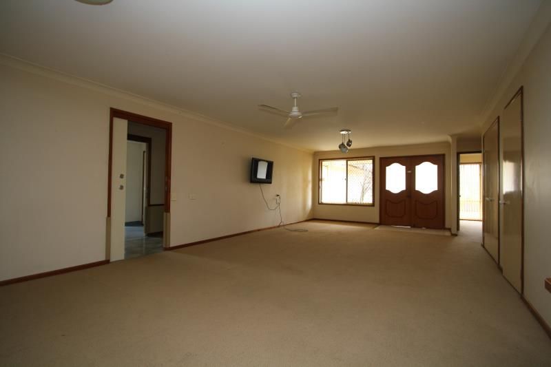 2 Leawarra Drive, LOGANHOLME, QLD 4129