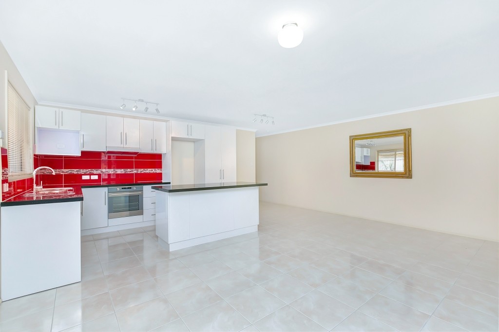 1/142 Kumbari Avenue, LABRADOR, QLD 4215