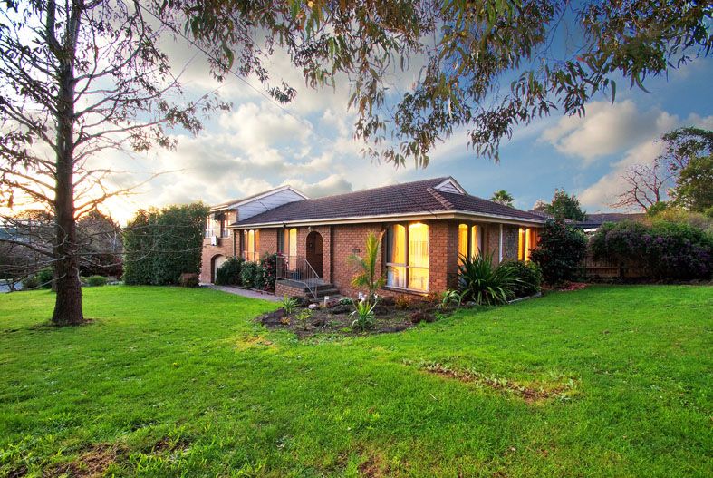 19 SUGARLOAF Drive, CHIRNSIDE PARK VIC 3116