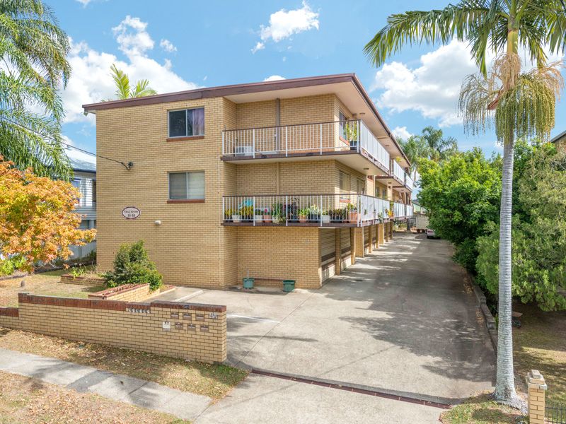 49 Alva Terrace, GORDON PARK QLD 4031