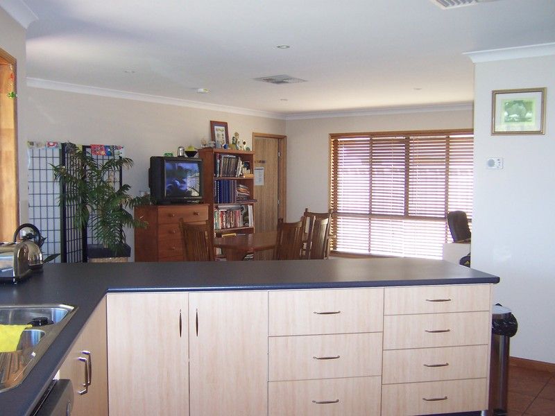 2 Coombs Court, EMERALD, QLD 4720