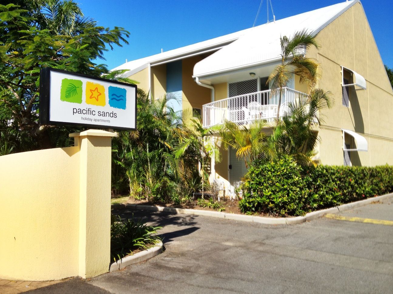 HOLLOWAYS BEACH, QLD 4878