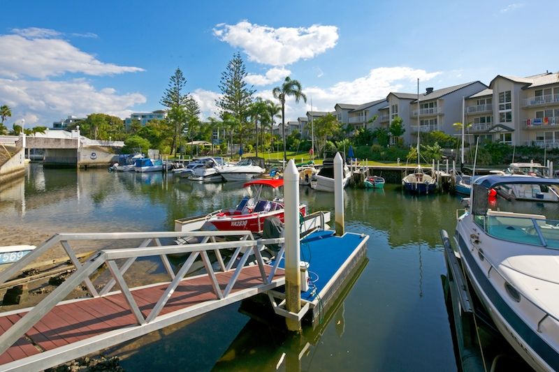 2/10 Oatlands Esplanade, RUNAWAY BAY, QLD 4216