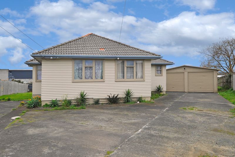 1/4 Acre Kiwi Dream. - Otara