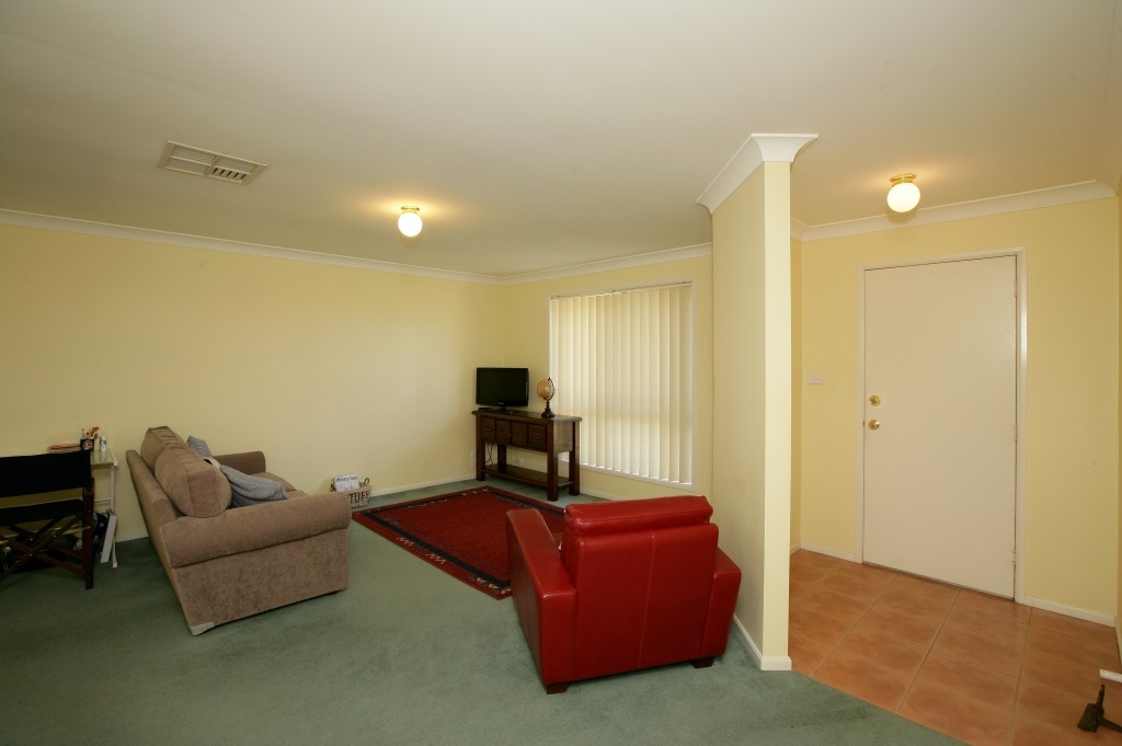 2/17 Nunkeri Street, GLENFIELD PARK, NSW 2650