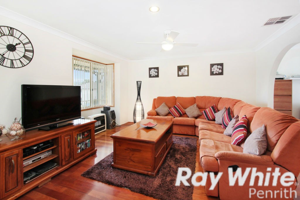17 Barron Field Drive, GLENMORE PARK, NSW 2745