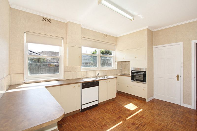 17 Waratah Avenue, GLEN HUNTLY, VIC 3163