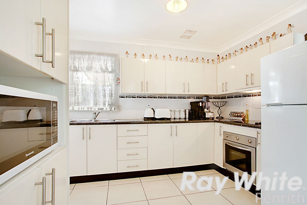 40 Sandakan Crescent, LETHBRIDGE PARK, NSW 2770