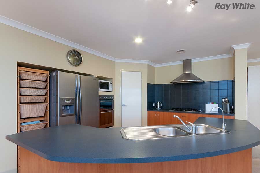 13 Coorong Court, TAYLORS HILL, VIC 3037