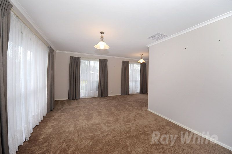 8 Burchall Crescent, ROWVILLE, VIC 3178