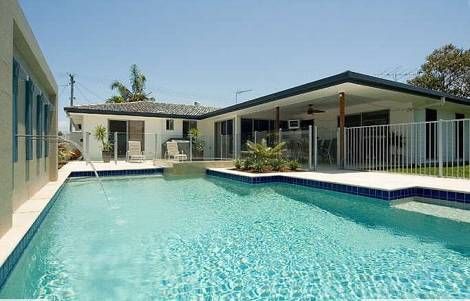 18 Naranga Avenue, Broadbeach Waters QLD 4218