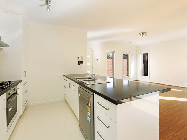 2/2 Hamilton Court, Breakwater, VIC 3219