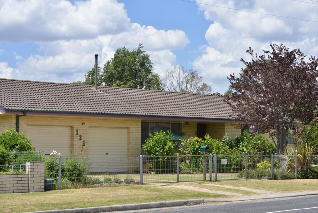 124 Miles Street, Tenterfield NSW 2372