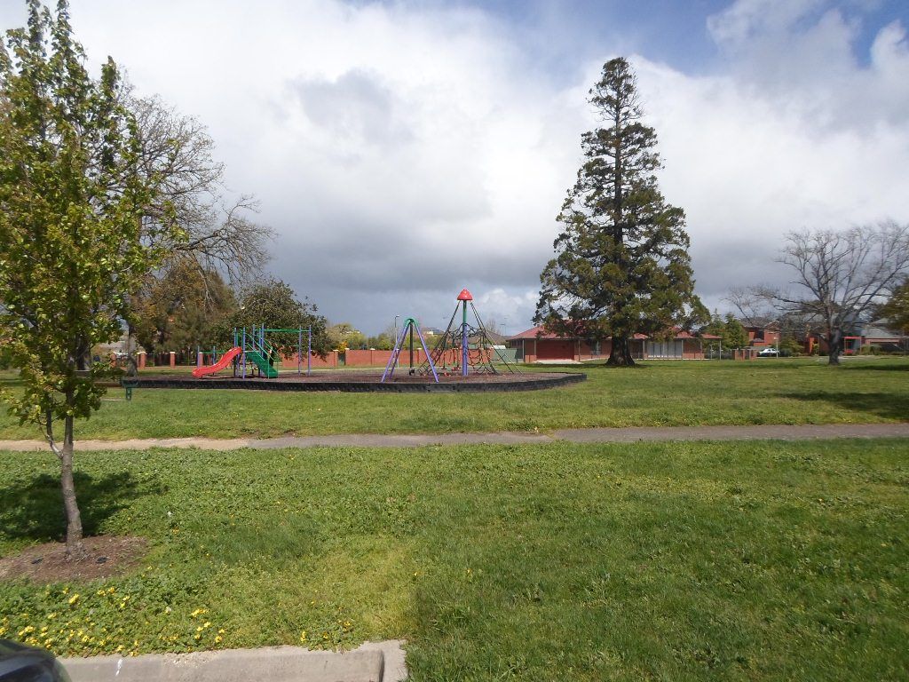 10 St Robbins Avenue, LAKE GARDENS, VIC 3355