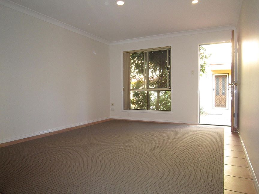 2/30-32 Iris Street, HOLLAND PARK WEST, QLD 4121