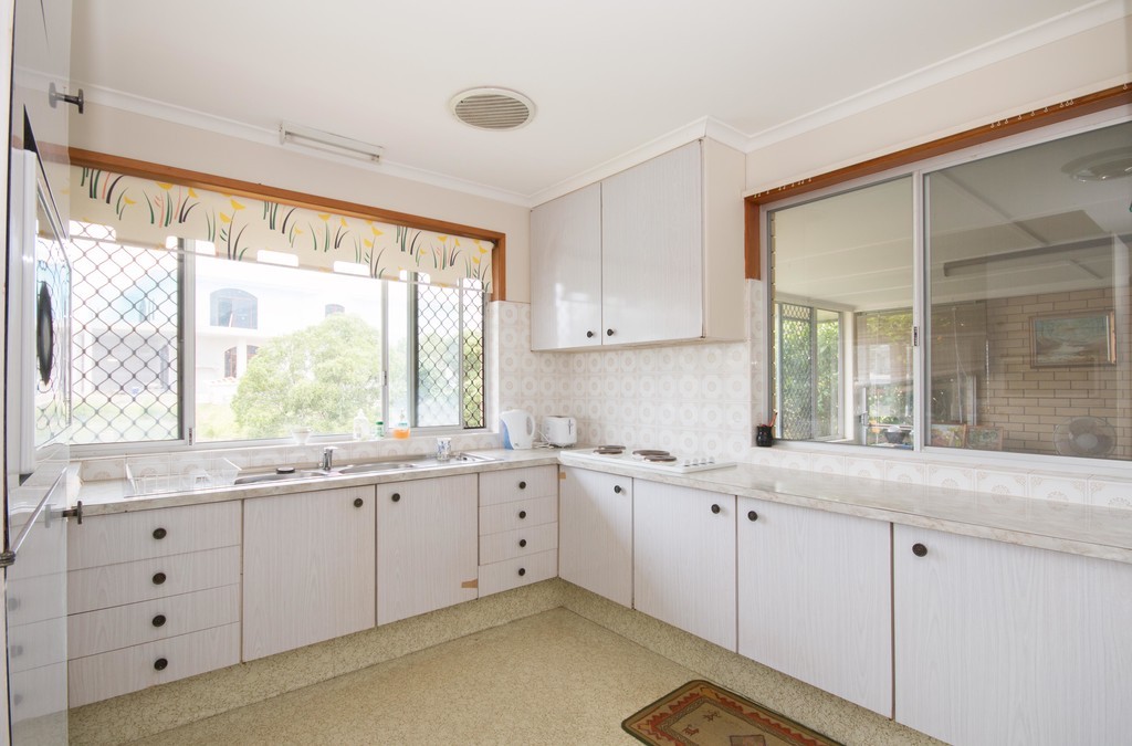 3 Castille Court, Isle Of Capri, QLD 4217