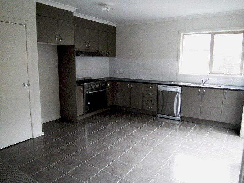 2/10 Siracusa Avenue, Point Cook, VIC 3030