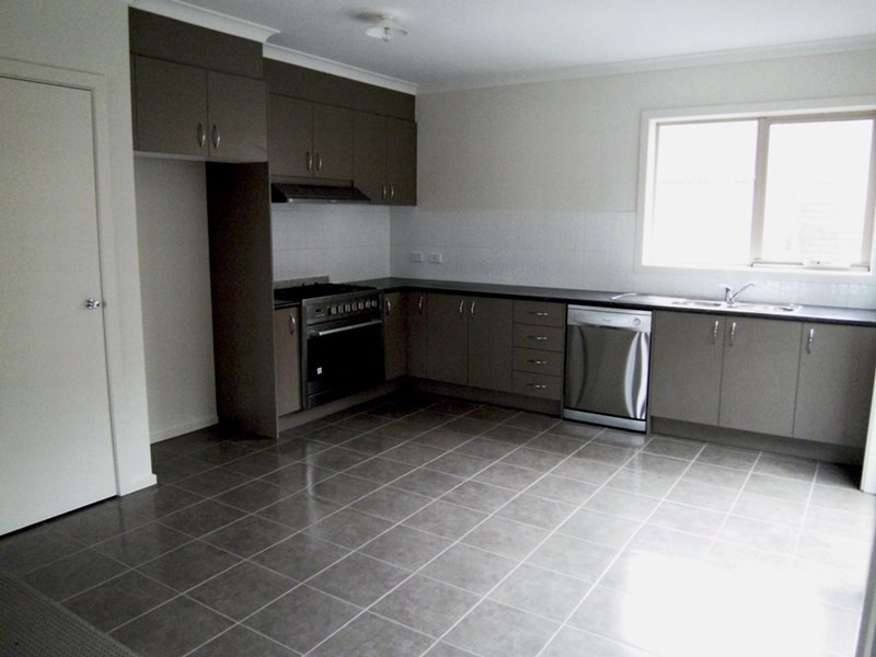 2/10 Siracusa Avenue, Point Cook, VIC 3030