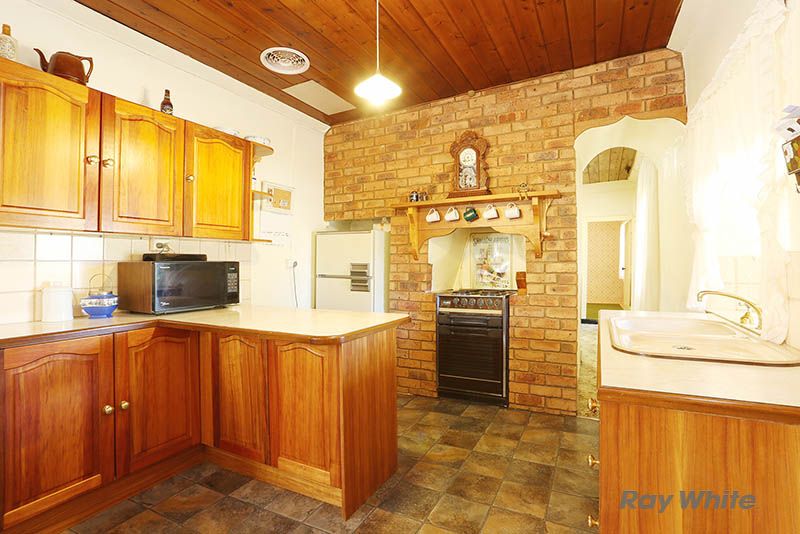 10 Bridge Street East, Burra, SA 5417