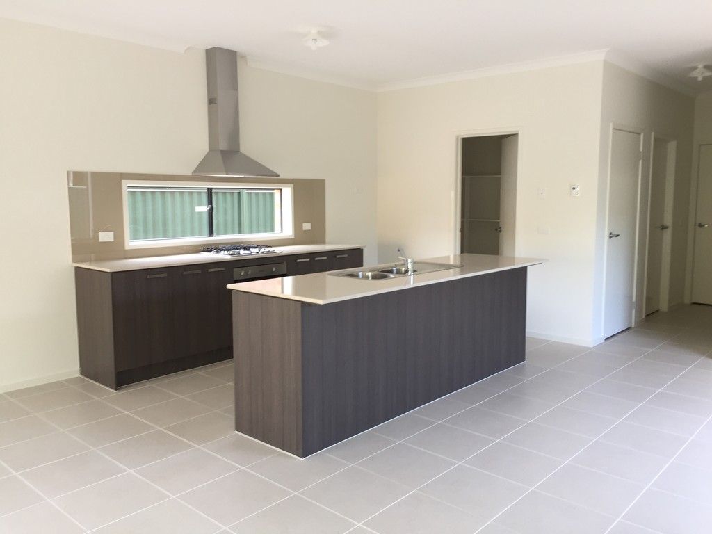 8 Kingston Town Crescent, Mill Park, VIC 3082