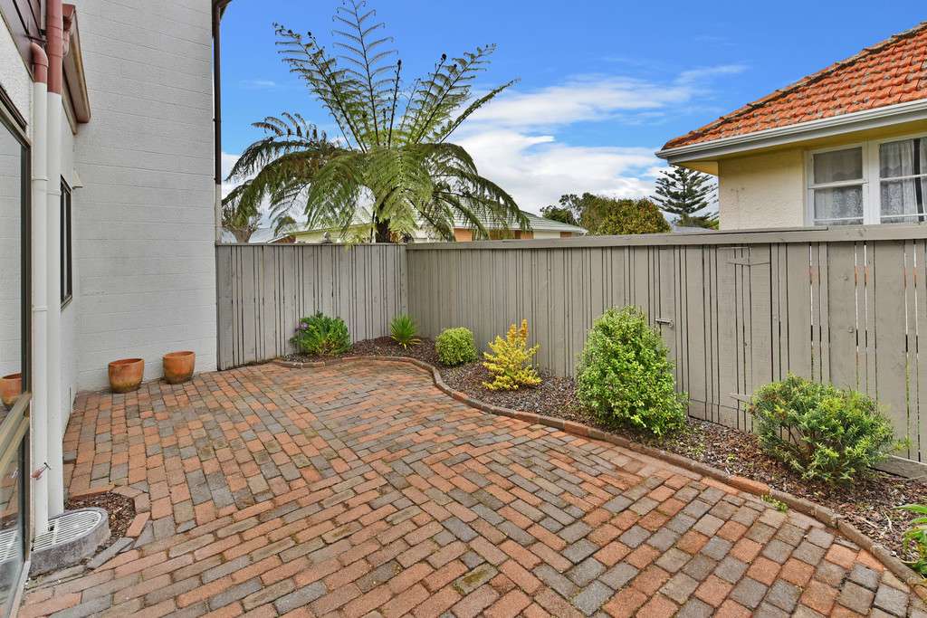 2/31A Watson Place photo 3