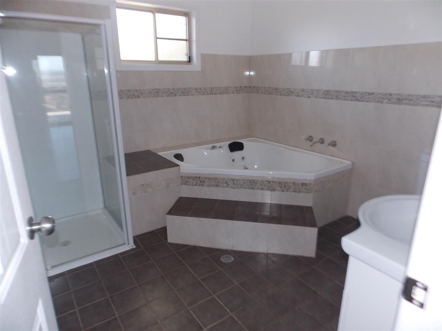 15 Glenwarrie Place, Parkes, NSW 2870