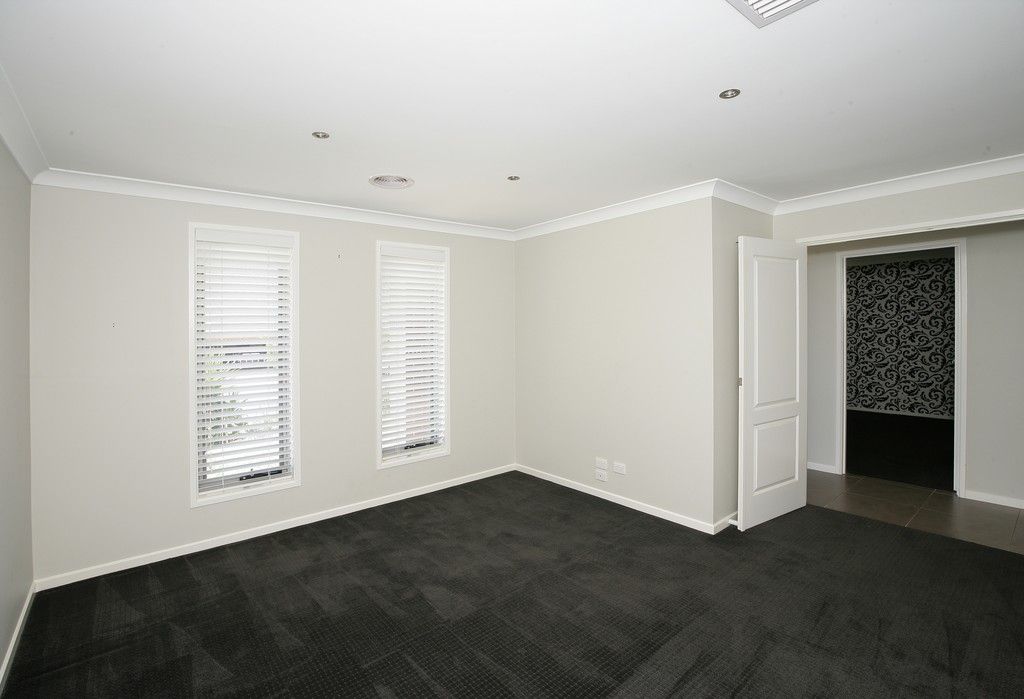 10 Tahara Crescent, Estella, NSW 2650