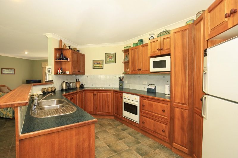 15 Tartarian Crescent, Bomaderry, NSW 2541