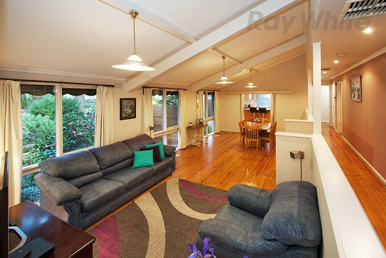 32 SAVANNA Drive, Mooroolbark VIC 3138