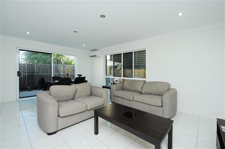 2/27 Side Street, West Gladstone, QLD 4680