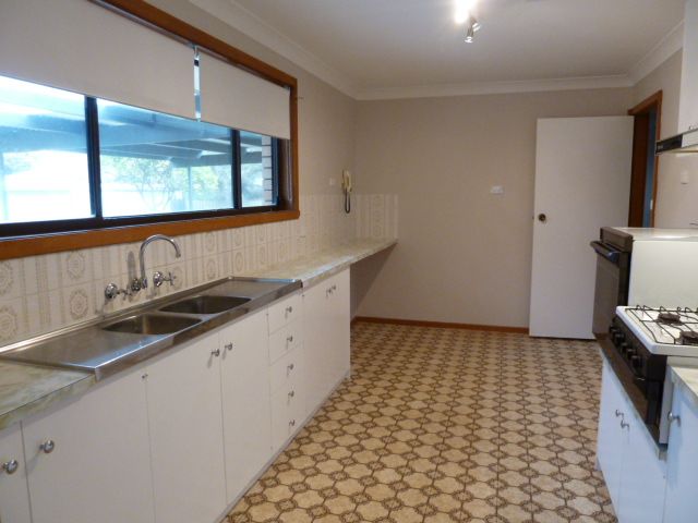 24 Jasmin Crescent, Lake Albert, NSW 2650