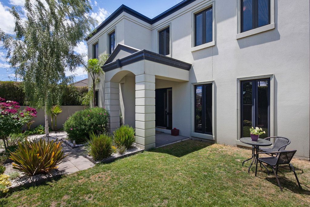 2 St Robbins Avenue, Lake Gardens, VIC 3355