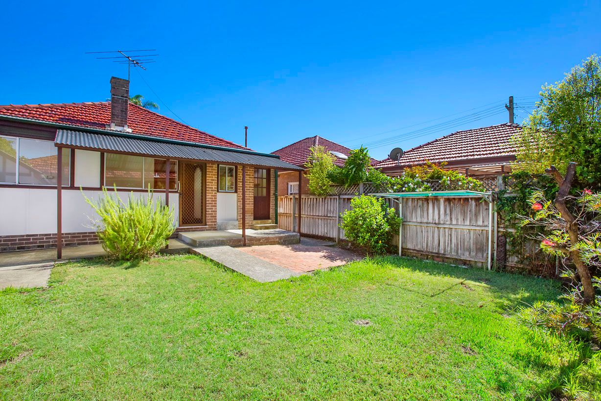 19 First Avenue, Rodd Point, NSW 2046