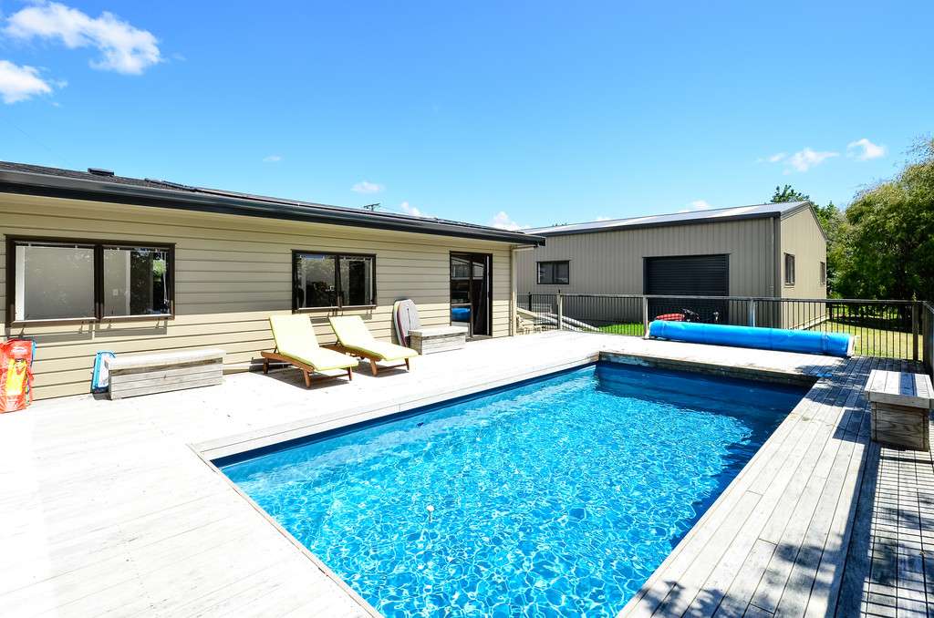 214 Boord Crescent photo 6