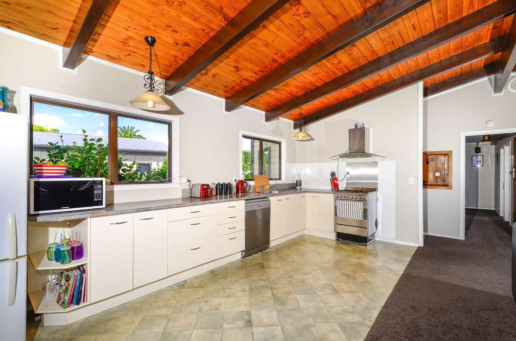 214 Boord Crescent photo 2