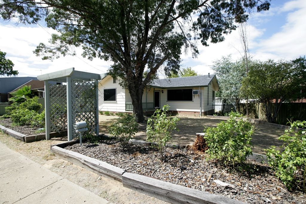 14 Chifley Crescent, Kooringal, NSW 2650