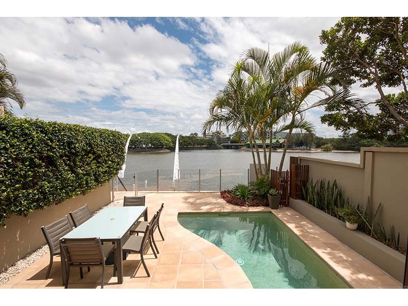 2/199 Stanhill Drive, Chevron Island, QLD 4217