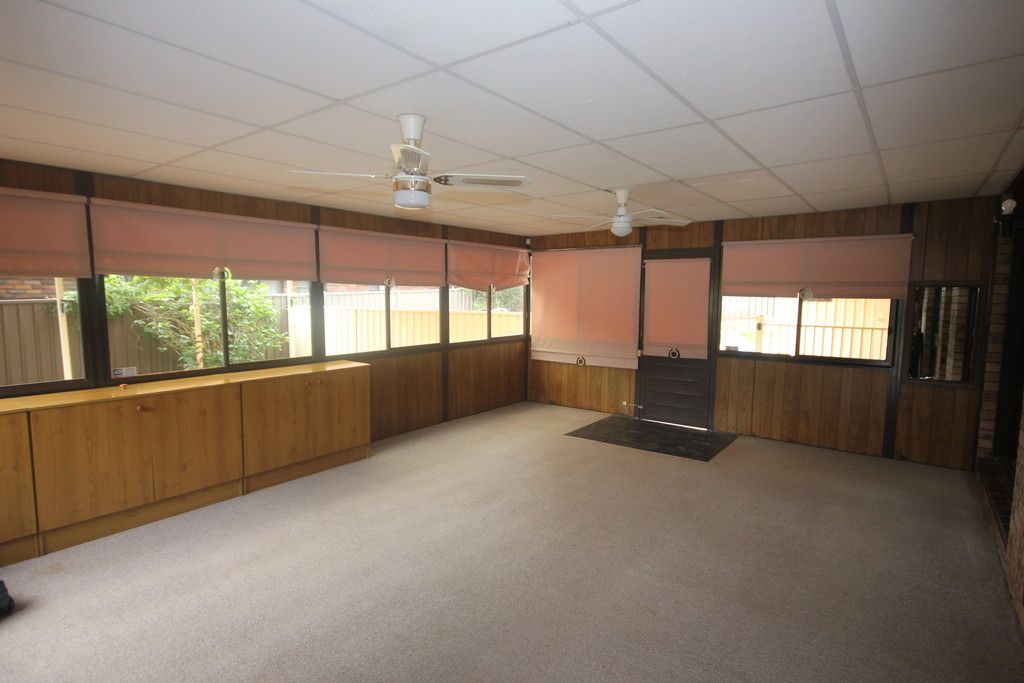36 Cleopatra Drive, Rosemeadow, NSW 2560