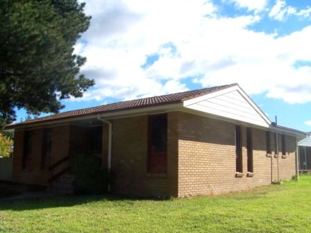 4 Glenelg Drive, SPRINGDALE HEIGHTS, NSW 2641