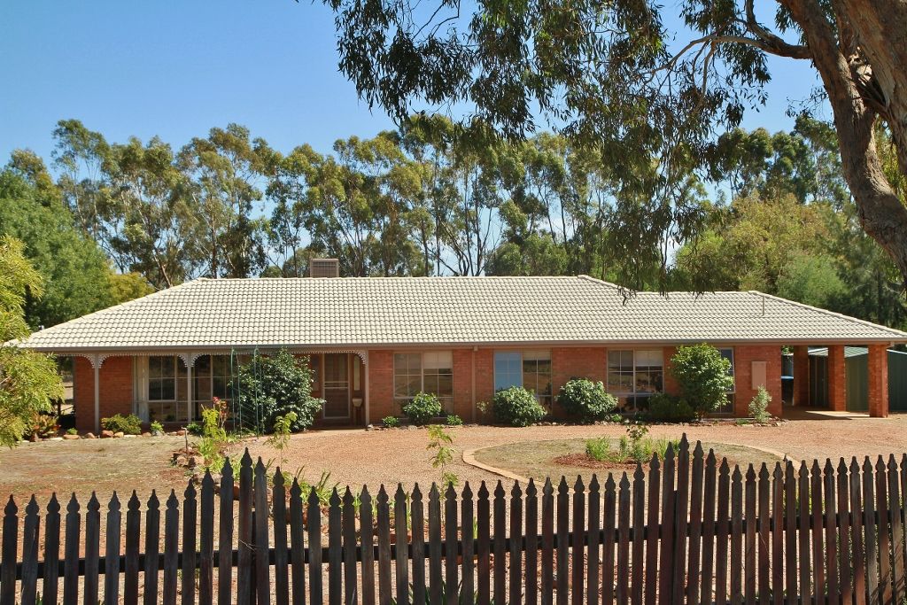 2 Thompsons Lane, Heathcote VIC 3523