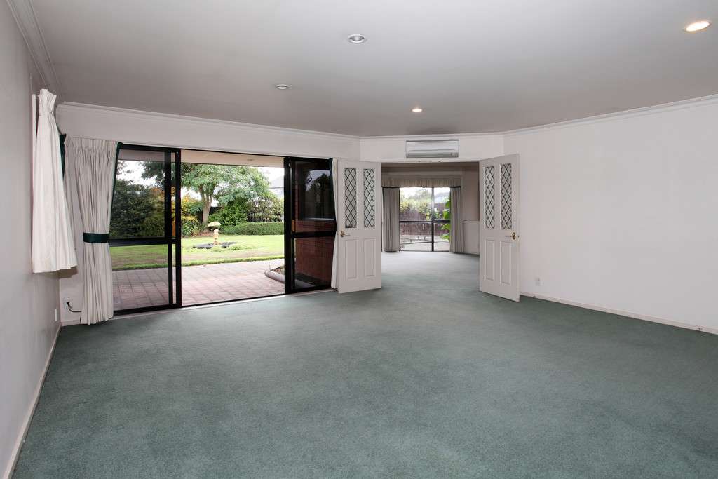 10 Glastonbury Drive photo 5