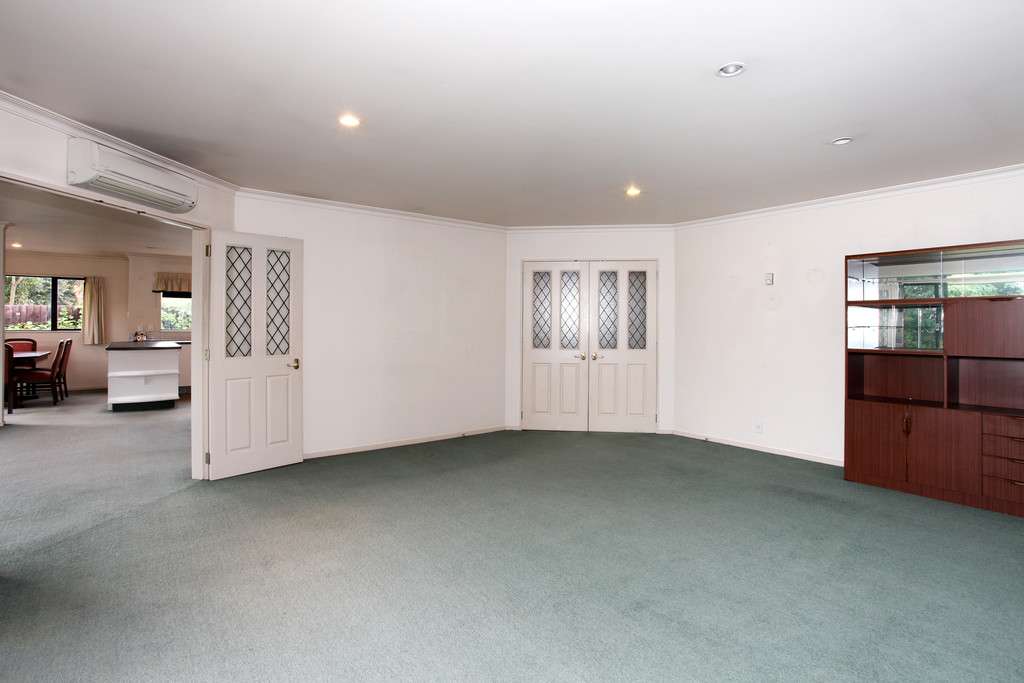 10 Glastonbury Drive photo 6